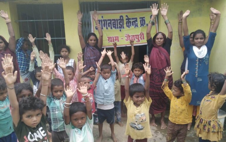 आंगनबाड़ी केन्द्रों में योग-व्यायाम से कुपोषण से जंग : गर्भवती-धात्री माताएं, किशोरी बालिका और बच्चों ने सीखी योगक्रियाएं