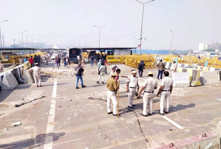 किसान आंदोलन: पुलिस ने हटाई गाजीपुर बॉर्डर पर लगी बैरिकेडिंग, एनएच-9 और दिल्ली से मेरठ जाने के लिए रास्ते खुले