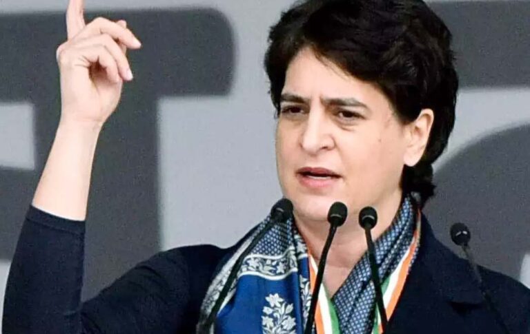 यूपी में कांग्रेस का एक और महिला कार्ड, प्रियंका का सरकार बनने पर स्कूटी और स्मार्टफोन देने का ऐलान