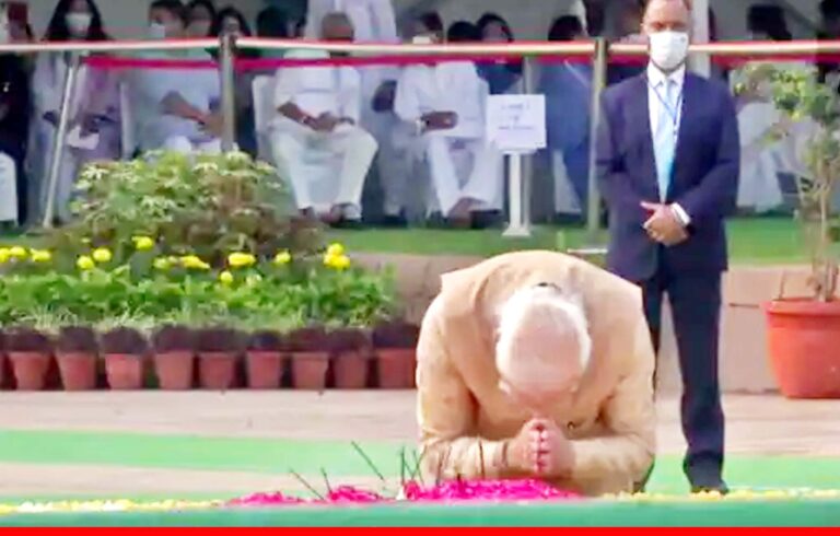 महात्मा गांधी की जयंती आज, राजघाट पहुंच PM मोदी ने बापू को दी श्रद्धांजलि