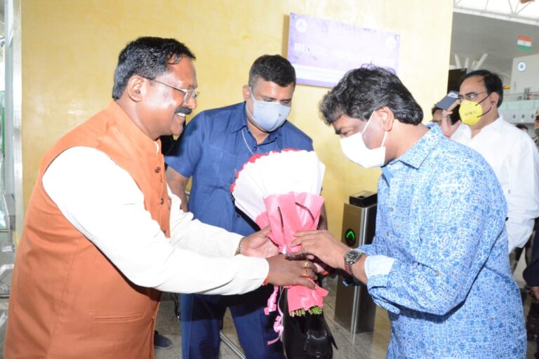 झारखंड के मुख्यमंत्री हेमंत सोरेन के राजधानी रायपुर पहुंचने पर स्वामी विवेकानंद विमानतल पर आत्मीय स्वागत