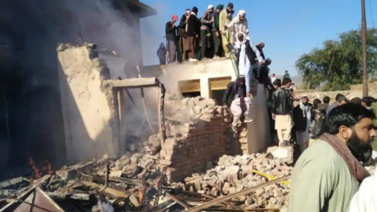 मंदिर ढहाया के बाद अब पीड़ित हिंदुओं से जुर्माना वसूल रहा पाकिस्तान!