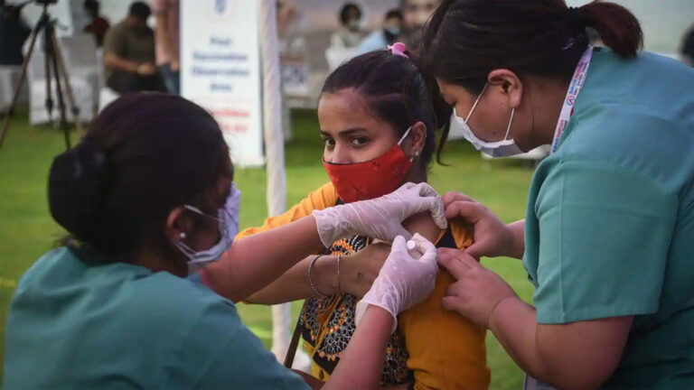 हम जीत रहे कोरोना से जंग, डेढ़ साल के निचले स्तर पर नए केस, एक्टिव केस भी तेजी से घटे