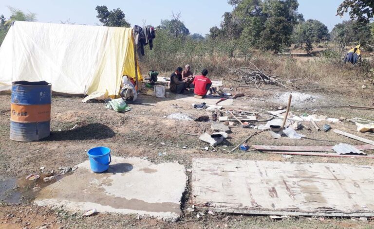 तंबू में मजदूर और गिरता तापमान इस समय जिले में