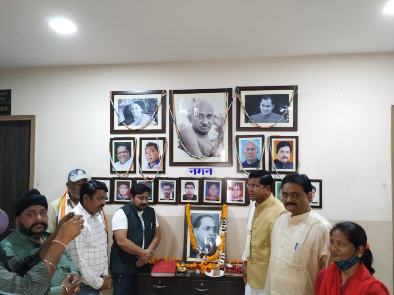 डॉ. भीमराव अम्बेडकर की पुण्यतिथि के अवसर पर कांग्रेसजनों ने श्रद्धांजलि अर्पित की