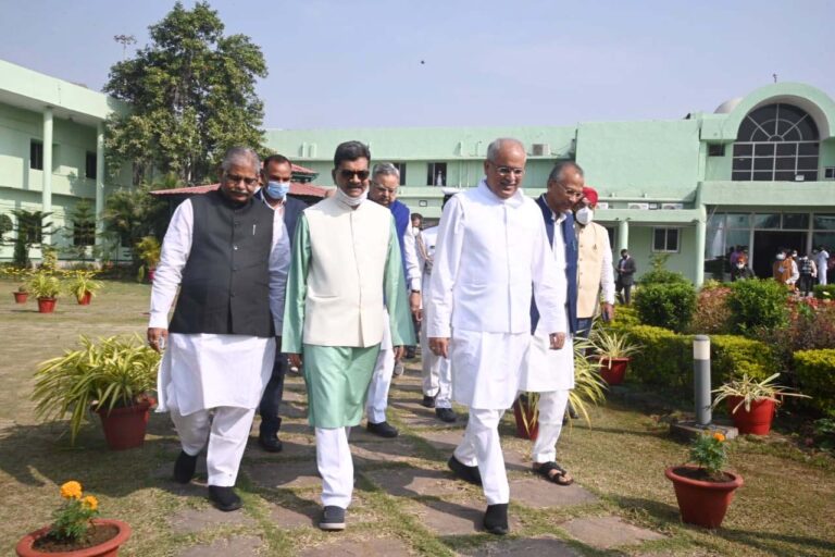 छत्तीसगढ़ विधानसभा :CDS रावत, दुर्घटना में शहीद सैन्य कर्मियों और दिवंगत नेताओं को श्रद्धांजलि देने के बाद स्थगित हुई बैठक