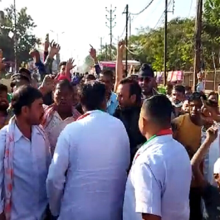 कांग्रेसी नेता को विधायक के बेटे ने मारा थप्पड़:हुल्लड़ कर रहे कांग्रेसी को पंकज शर्मा ने जड़ा तमाचा; चोरी के मामले में जा चुका है जेल