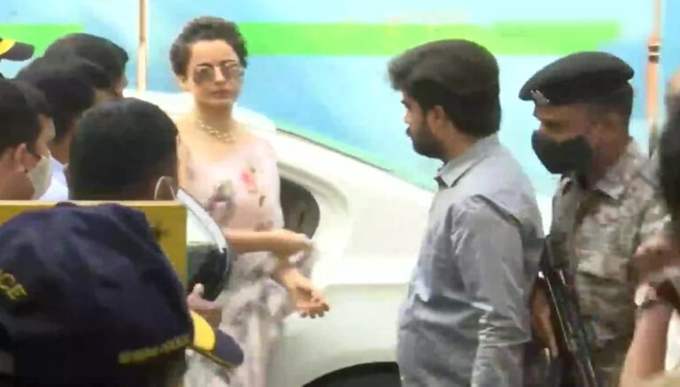 मुंबई: बयान दर्ज कराने पुलिस स्टेशन पहुंचीं कंगना रणौत, सिख समुदाय के खिलाफ आपत्तिजनक टिप्पणी का है मामला