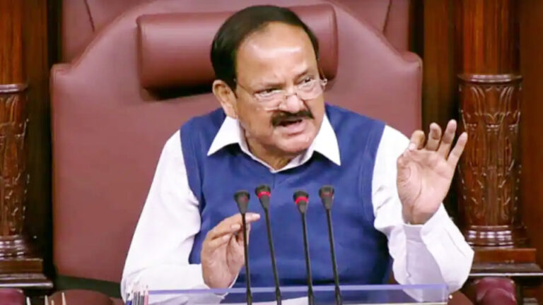 1962 में पहली बार निलंबित हुए थे सांसद, क्या सभी सरकारें अलोकतांत्रिक? विपक्ष के रवैये पर भड़के वेंकैया नायडू