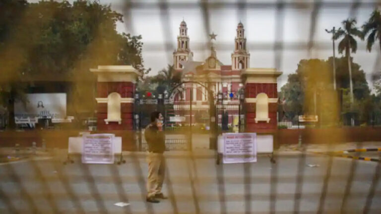 NCR में चौथी लहर का खतरा! गुड़गांव-दिल्ली में 6 महीने बाद सबसे ज्यादा केस, लगे ये प्रतिबंध