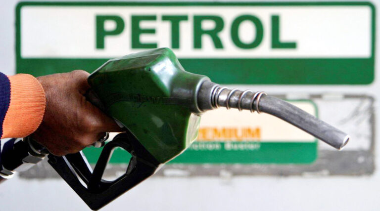 खुशखबर: दिल्ली में आठ रुपये सस्ता हुआ पेट्रोल, केजरीवाल सरकार ने घटाया वैट