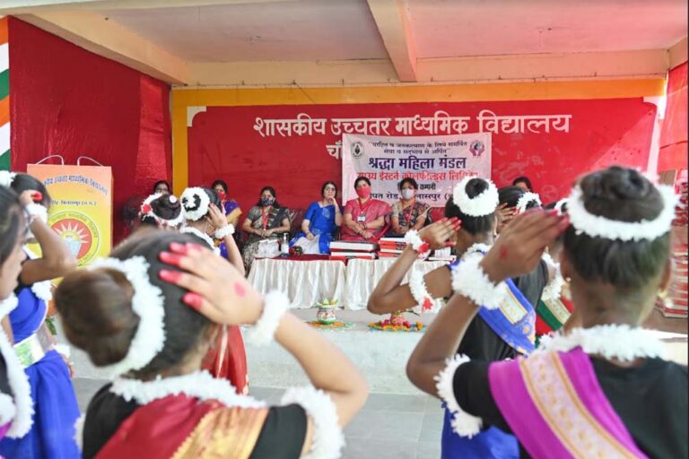 श्रद्धा महिला मंडल द्वारा शासकीय हायर सेकेंडरी स्कूल, चांटीडीह में छात्रों को गर्म