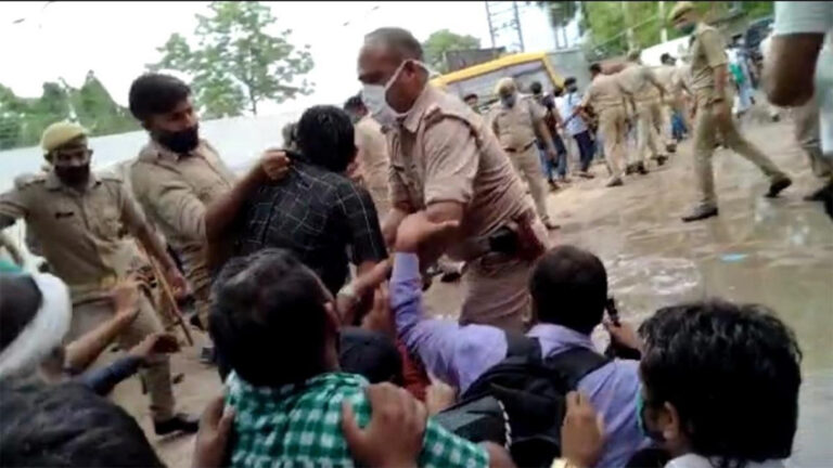 लखनऊ: शिक्षक भर्ती के लिए प्रदर्शन कर रहे अभ्‍यर्थियों पर लाठीचार्ज, वरुण गांधी ने पूछा- भर्तियां क्‍यों नहीं?