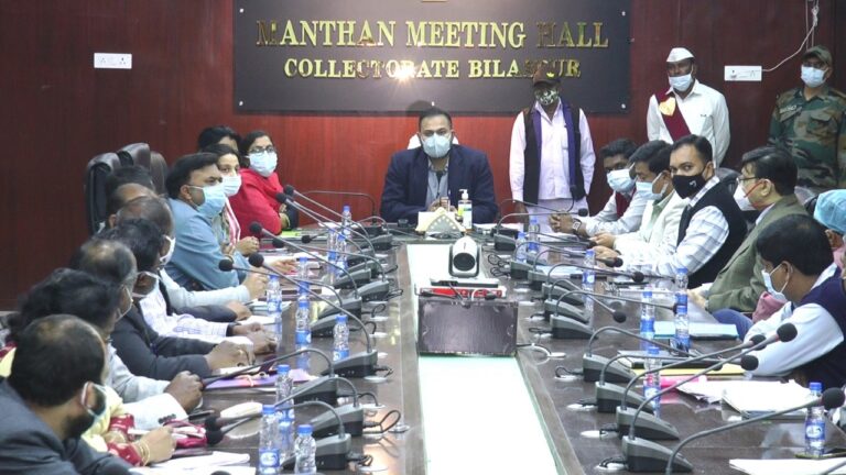 कलेक्टर ने कोविड के नए वेरिएंट ओमिक्राॅन के मददेनजर ली निजी अस्पताल संचालकों की बैठक