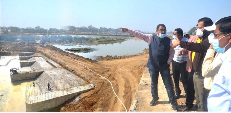 कलेक्टर ने शहर में चल रहे विकास कार्यो का किया सघन निरीक्षण