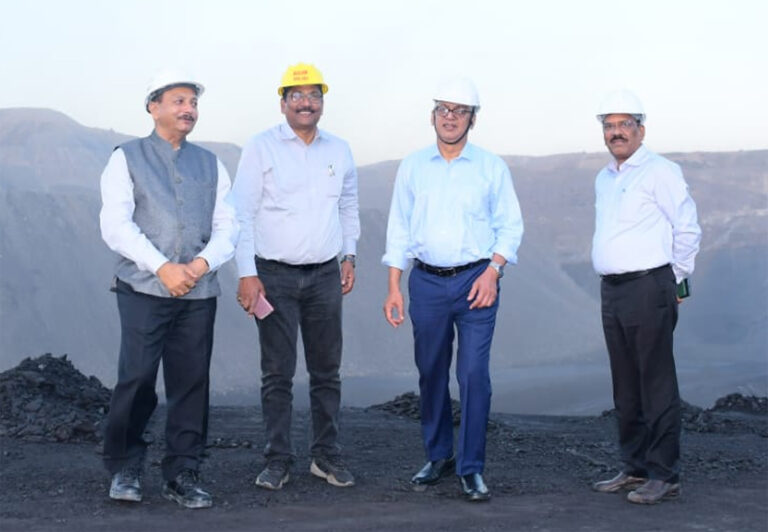 एसईसीएल के सीएमडी पी.एस मिश्रा ने मेगा प्रोजेक्ट्स गेवरा, दीपका, कुसमुंडा के फेस तक पहुँचकर किया  निरीक्षण, अधिकारियों से हुए रूबरू