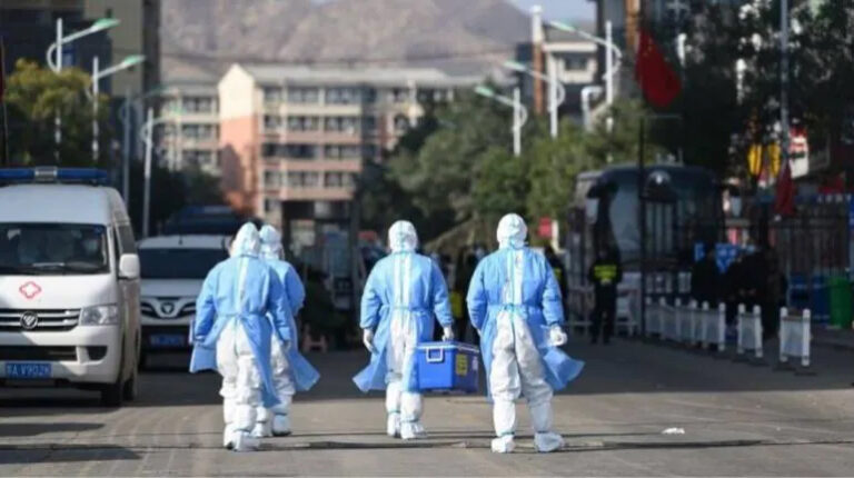 चीन में कोरोना विस्फोट: दो दिन के अंदर ही घरों में कैद कर दिए गए करीब तीन करोड़ लोग, तीन शहरों में लगा लॉकडाउन