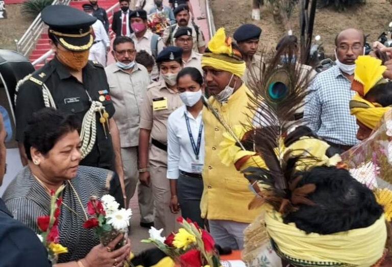 दो दिवसीय सरगुजा प्रवास पर पहुंची राज्यपाल, रेलवे स्टेशन पर हुआ आत्मीय स्वागत