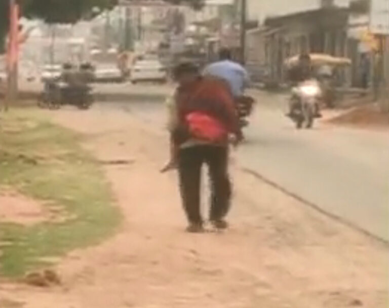 छत्तीसगढ़: बेटी के शव को कंधे पर उठाकर ले जाते पिता का वीडियो वायरल, स्‍वास्‍थ्‍य मंत्री ने दिए जांच के आदेश