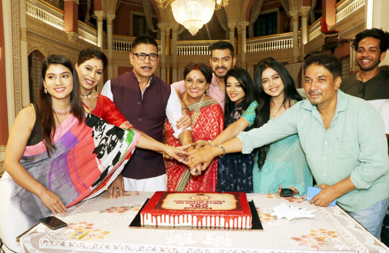 “रंग जाऊं तेरे रंग में” के 100 एपिसोड पूरे होने पर सेलिब्रेशन