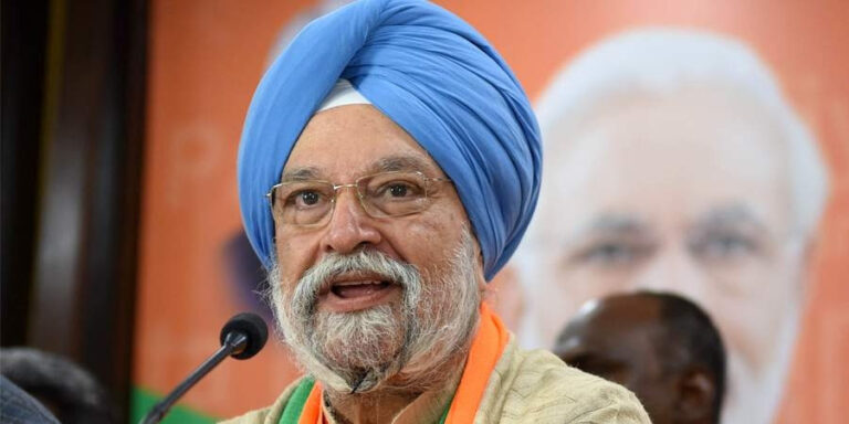 पेट्रोल-डीजल पर सियासत: पेट्रोलियम मंत्री का महाराष्ट्र सरकार पर वार, शराब का उदाहरण देकर यूं साधा निशाना