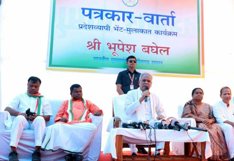 पत्रकारों को संबोधित करते हुए मुख्यमंत्री भूपेश बघेल ने कहा कि वन संसाधन और वनाधिकार पट्टे दिए जा रहे, फलदार वृक्ष से पेड़ कटाई रुकेगी…