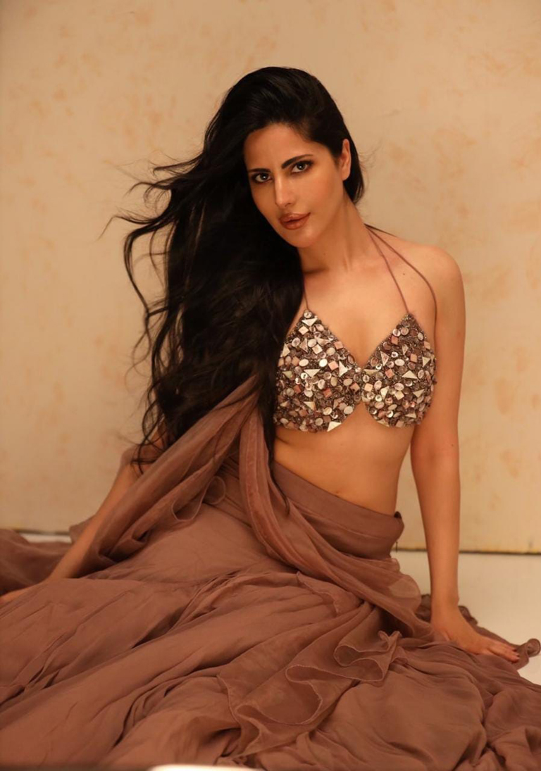 असली देसी आनंद है मॉडल अलीना राय