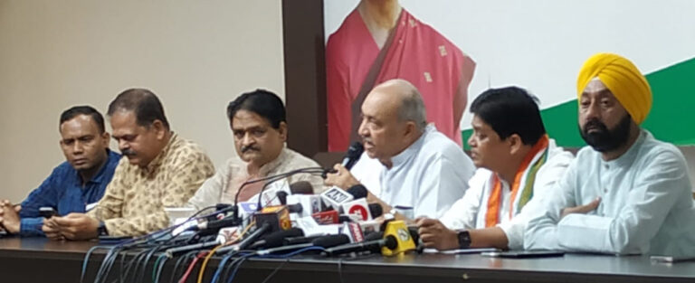 पत्रकार वार्ता में वरिष्ठ मंत्री रविन्द्र चौबे और मंत्री डॉ. शिवकुमार डहरिया ने रोजगार को लेकर भाजपा पर करारा हमला बोला