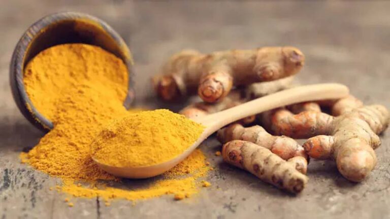 Turmeric Side Effects : किन लोगों को हल्दी का कम करना चाहिए इस्तेमाल, जानें एक दिन में कितनी मात्रा है सही