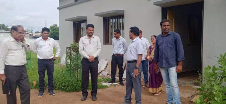 कुरूद के स्वामी आत्मानंद स्कूल में अव्यवस्था देख भड़के कलेक्टर, प्राचार्य को कारण बताओ नोटिस जारी करने के दिए निर्देश