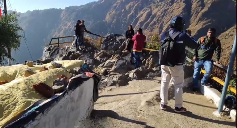 नैनीताल: दरक रहा टिफिन टॉप, डोरोथी सीट के चारों तरफ पड़ी गहरी और चौड़ी दरारें, तस्वीरों में देखें हाल