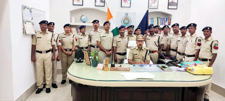 कोरिया और एमसीबी एसपी की सरपरस्ती में प्रधान आरक्षकों को लगाई गई लाल फित्ती