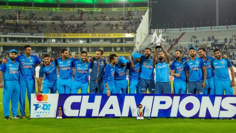 विराट-रोहित का याराना, मैच खत्म होने तक सीढ़ियों में साथ बैठे रहे, जीत मिलते ही गले लगे