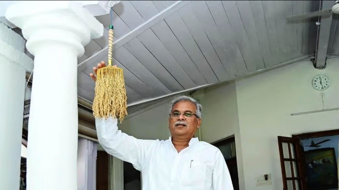 भूपेश बघेल ने सांस्कृतिक परंपरा की निभाई रस्म, मुख्यमंत्री निवास में बांधी धान की झालर