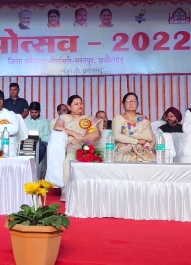 राज्योत्सव कार्यक्रम के मंच में एक ही सोफे में बैठने के बावजूद ना नजरें मिलती दिखीं और ना ही बातें करते नजर आए