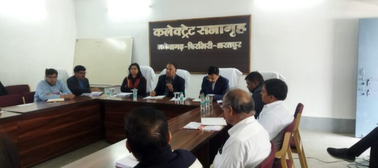 जब बच्चों से कुछ पूछा जाए तो बच्चों में जवाब देने की क्षमता का विकास करें, बच्चों के सर्वांगीण विकास और गुणवत्तापूर्ण शिक्षा देने के लिए कलेक्टर ध्रुव ने जिले के प्राचार्यों की ली समीक्षा बैठक ।