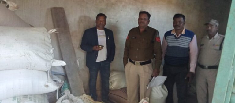 कलेक्टर लंगेह का सख्त पहरा : अवैध धान परिवहन अंतर्गत 2 बिचौलियों पर कार्यवाही , एक पिकअप सहित 90 बोरा जप्त , गिरजापुर समिति में किसान के खाते से 42 क्विंटल अवैध धान खपाने के कोशिश में नोडल अधिकारी के निरिक्षण में पकडा गया धान जप्त ।