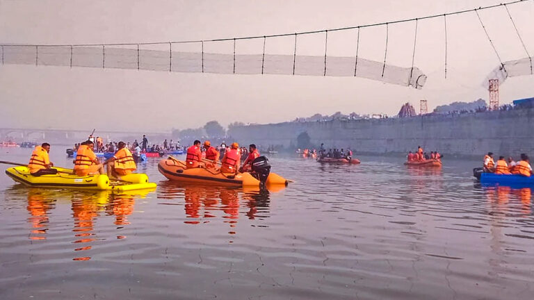 मोरबी हादसे में कोर्ट ने सुनाया फैसला, नौ में चार आरोपियों को पुलिस हिरासत में भेजा