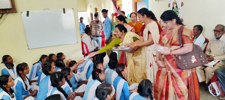 महिला कल्याण समाज, इंदिरा विहार द्वारा सामान प्रदान किया गया