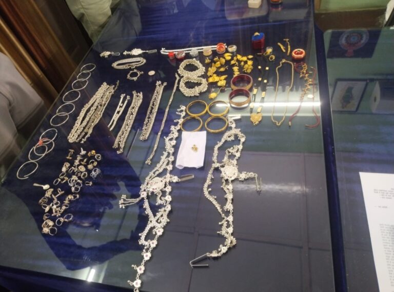 सेवानिवृत शिक्षक का परिवार हुआ पुलिस के प्रति कृतज्ञ :  शिक्षक के घर से चोरी हुए जेवरात को पुलिस ने किया बरामद , तीन चोर धरे गए।