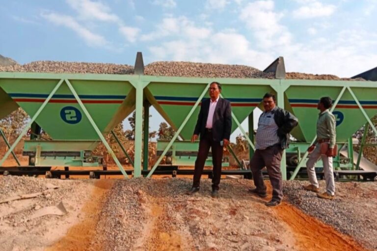 कलेक्टर महोदय यदि नही पहुंचते तो सडक निर्माण में अमानक गिटटी का उपयोग सेटिंग से हो चुका होता ।