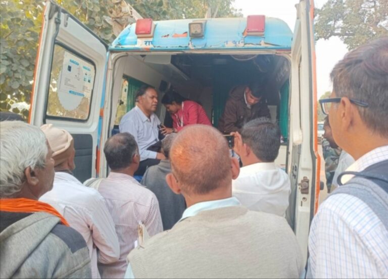 जिला मुख्यालय से 140 किलोमीटर दूर कलेक्टर ने कोटाडोल के साप्ताहिक बाजार में लगे मुख्यमंत्री हाटबाजार क्लिनिक में ग्रामीणों के साथ स्वयं का कराया बीपी चेक और हाटबाजार का लिया जाएजा।