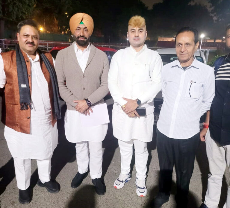 दिल्ली में कांग्रेस के आला नेताओं से किया त्रिलोक चंद्र श्रीवास ने भेंट