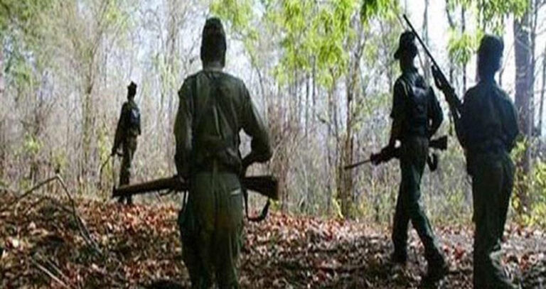 आईडी ब्लास्ट के बाद नक्सलियों ने की फायरिंग, जवानों की जवाबी कार्रवाई में जान बचाकर भागे