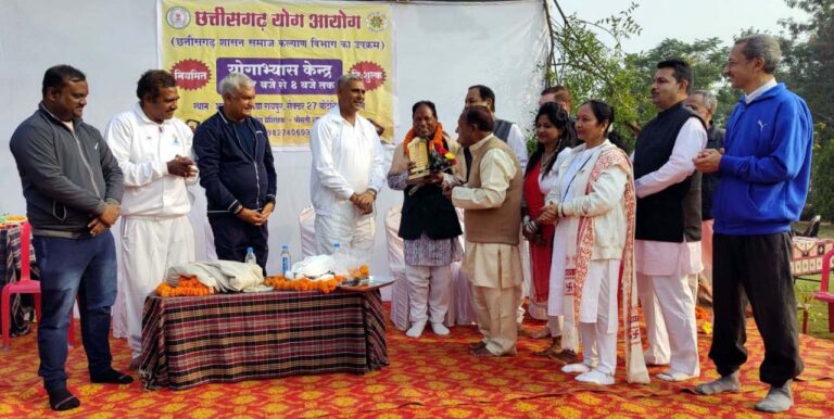 नवा रायपुर में निःशुल्क नियमित योगाभ्यास केन्द्र शुरू: योग आयोग के अध्यक्ष ज्ञानेश शर्मा ने किया शुभारंभ