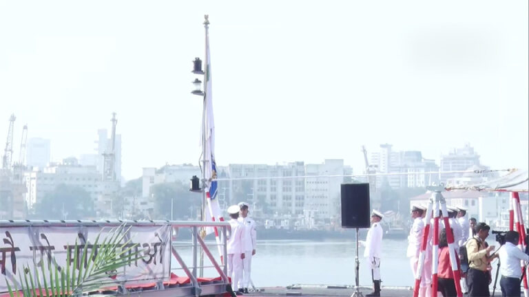 भारतीय नौसेना में शामिल हुआ विध्वंसक युद्धपोत मोरमुगाओ, नेवी चीफ ने बताया मील का पत्थर