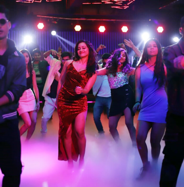 नये गीत में अमिका का नया अवतार