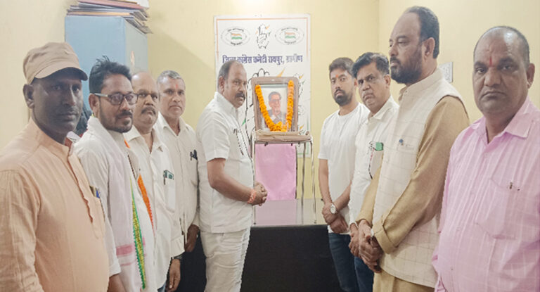 जिला कांग्रेस कार्यालय मे पं.शयामचरण शुक्ल जी के पुण्यतिथी पर श्रद्धांजलि