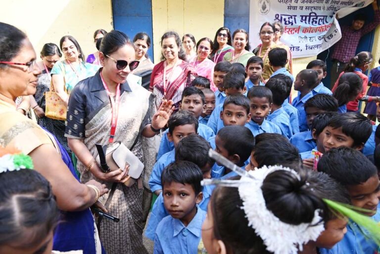 श्रद्धा महिला मंडल दवारा शासकीय प्राथमिक शाला, लिंगियाडीह में सामान प्रदाय किया गया