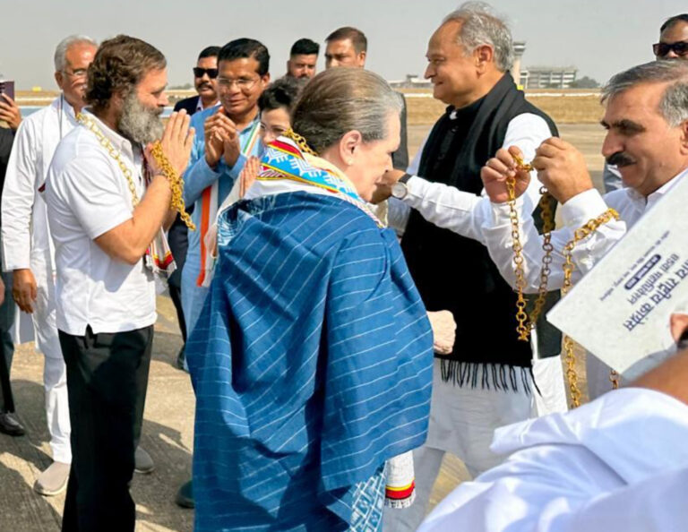 सोनिया-राहुल पहुंचे रायपुर: कांग्रेस महाधिवेशन में हिस्सा लेने के लिए पहुंचे सोनिया और राहुल, जोरदार स्वागत